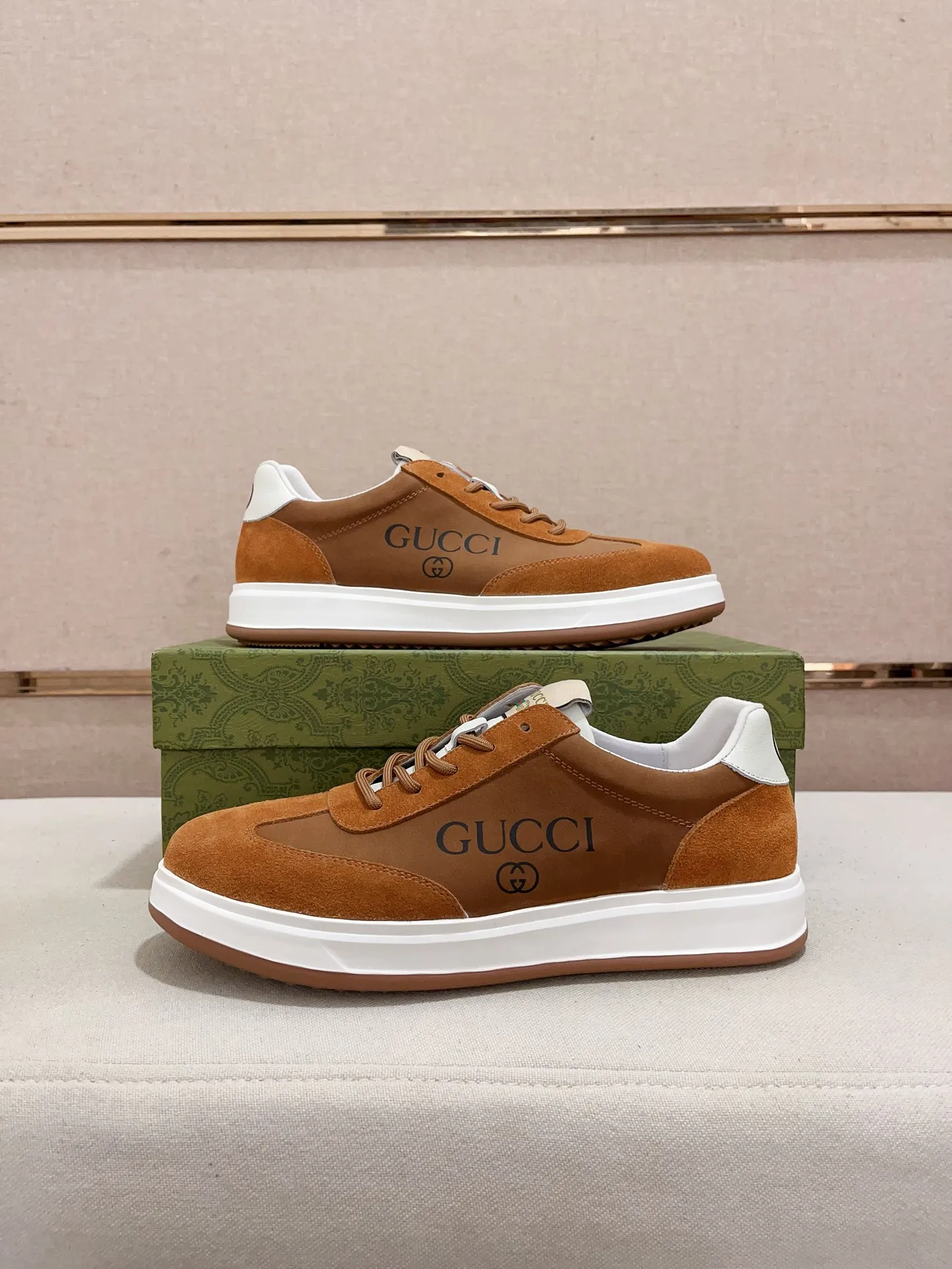 Men's shoes 💰 462 💰 High-quality new GUCCI counters are launched simultaneously. The new men's shoes, 😘fabrics are selected from imported cowhide, and the lining is sheepskin lining. 👍🏿 High-end ☄️ air-cushion molded anti-slip rubber outsole, exquisite lines, simple and elegant, comfortable and high-end for leisure travel. Code number: 38 to 44 (45 can be customized and cannot be returned or exchanged)